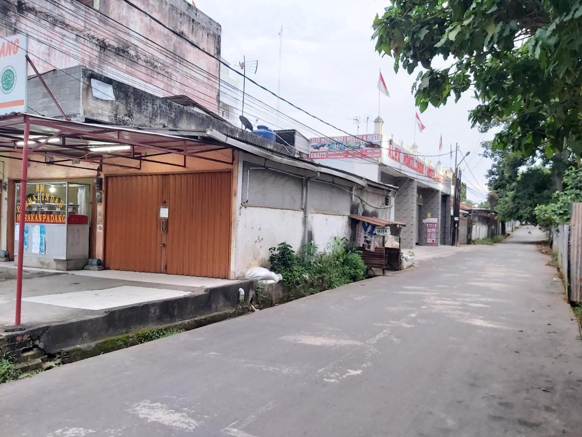 Alex Hostel 2 Palembang Buitenkant foto