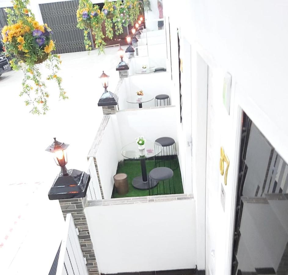 Alex Hostel 2 Palembang Buitenkant foto