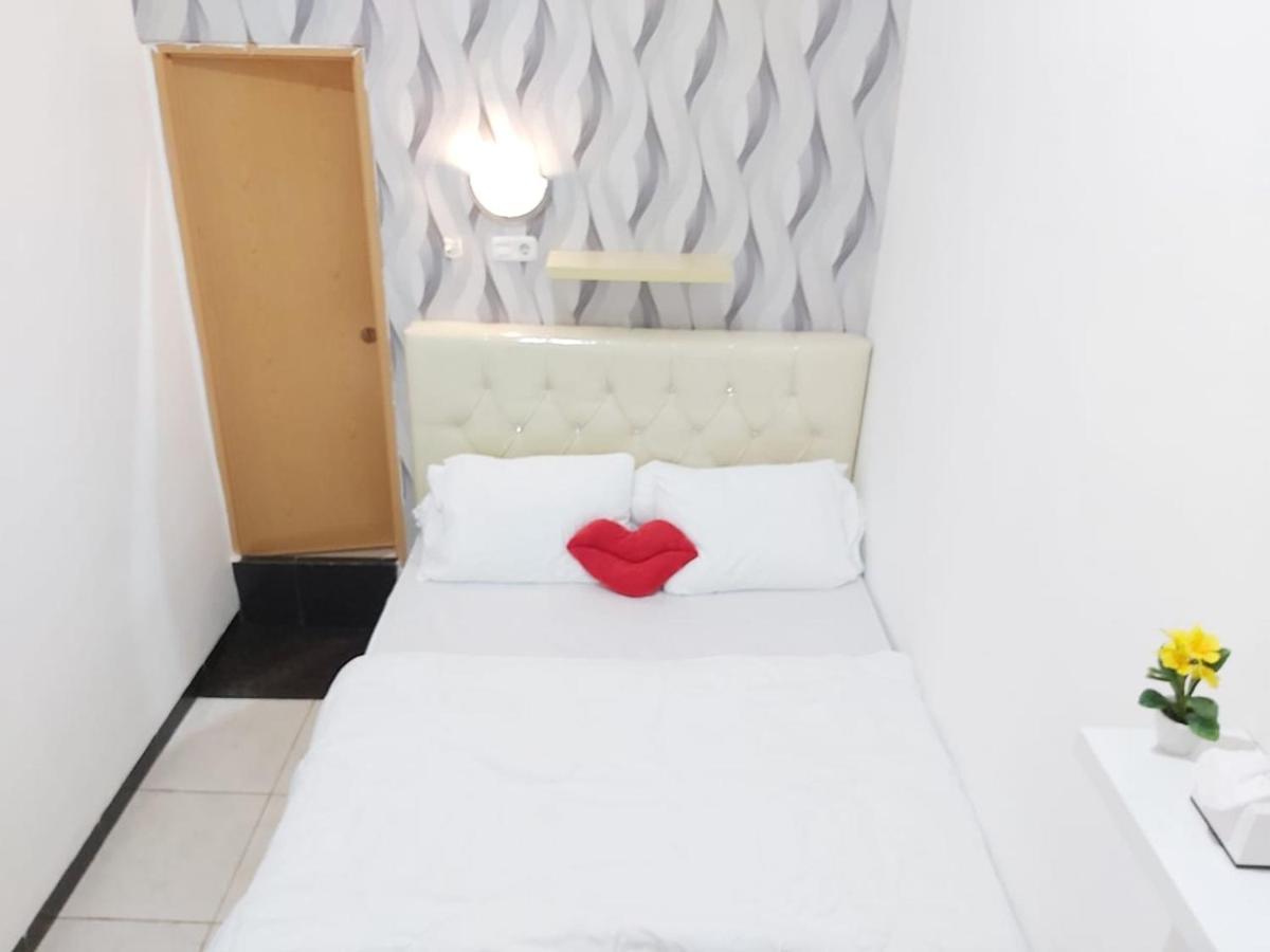 Alex Hostel 2 Palembang Buitenkant foto