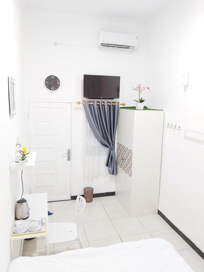 Alex Hostel 2 Palembang Buitenkant foto